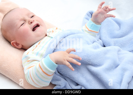kleines Baby im Bett Weinen Stockfoto