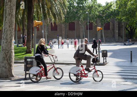 Zwei Leute Reiten Bicing Barcelona Fahrrad-sharing-Zyklen. Stockfoto