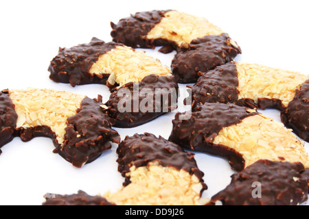 Kekse mit Schokolade und Mandeln isoliert auf weißem Hintergrund. Stockfoto