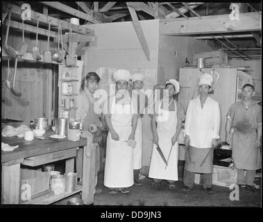 Die Block 7 Küchen-Crew im Jerome Relocation Center in Denson, Arkansas, hält für ein Foto während ihrer Arbeit in der Lagerküche. Stockfoto
