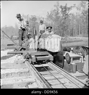 Freiwillige im Jerome Relocation Center in Denson, Arkansas, betreiben während der Internierungszeit ein Sägewerk. Stockfoto