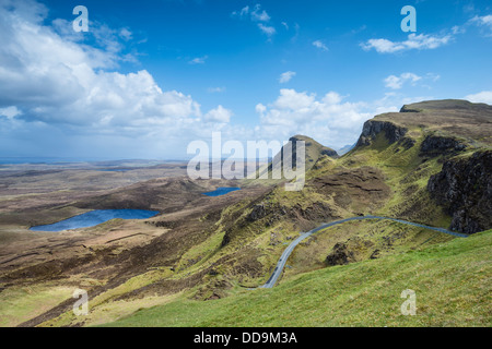 Großbritannien, Schottland, Sicht auf Straße durch die Berge bei Quiraing Stockfoto