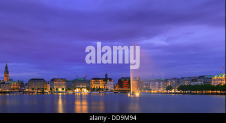 Hamburger Skyline der Binnenalster direkt nach Sonnenuntergang zur blauen Stunde übernommen. Stockfoto