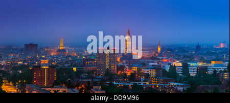 Groningen Stadt während der blauen Stunde nach Sonnenuntergang an einem Sommerabend mit dem Blick in die Innenstadt der Tasman-Turm entnommen. Stockfoto