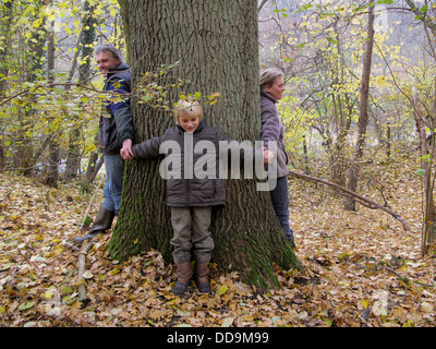 Familie, Eiche, Stamm, Baumstamm, Stamm, Stamm, Familie umfasst alte Eiche, Stamm, Baumstamm, Eltern mit ihrem Kind, Quercus robur Stockfoto