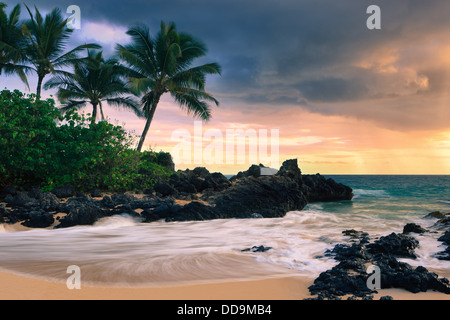 Sonnenuntergang am Secret Beach, Kihei, Maui, Hawaii Stockfoto