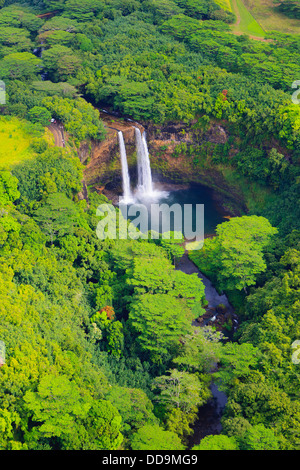 Helikopterblick auf den Wailua Falls. Kauai, Hawaii Stockfoto