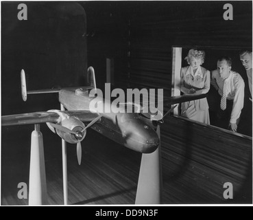 Die experimentelle Mitarbeiter im Werk Inglewood, Kalifornien, der North American Aviation, Inc., Beobachtung Wind...--195492 Stockfoto