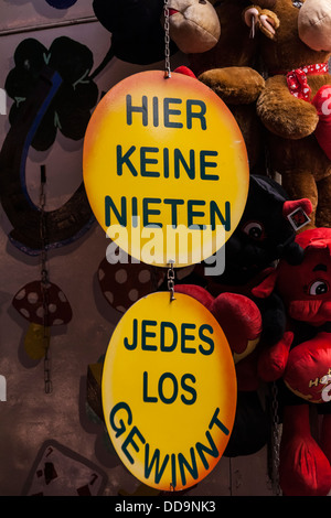 Deutschland, Baden-Württemberg, Laupheim, Schild hängen gegen Spielzeug, Nahaufnahme Stockfoto