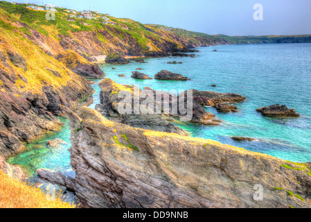 Schroffen felsigen Küste Cornwalls mit lebendigen Farben in HDR im Whitsand Bay in Richtung Rame Head Stockfoto