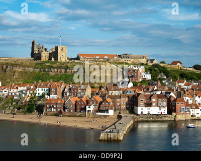 Landschaftsansicht St. Hildas Abbey mit Blick auf den Hafen in Whitby. Stockfoto