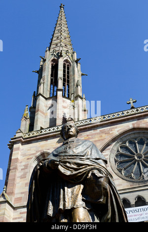 Die Statue des Monseigneur Meisel vor der Kirche Saints Pierre et Paul in Obernai im Elsass, Frankreich Stockfoto