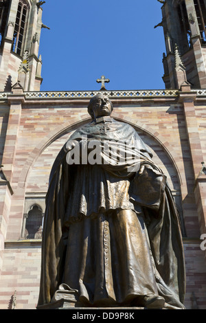 Die Statue des Monseigneur Meisel vor der Kirche Saints Pierre et Paul in Obernai im Elsass, Frankreich Stockfoto