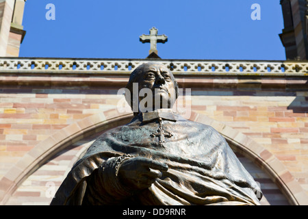 Die Statue des Monseigneur Meisel vor der Kirche Saints Pierre et Paul in Obernai im Elsass, Frankreich Stockfoto