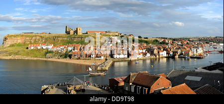 Einen Panoramablick auf whitbys Hafen mit St. hilda Abtei im Blick. Stockfoto