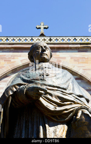 Die Statue des Monseigneur Meisel vor der Kirche Saints Pierre et Paul in Obernai im Elsass, Frankreich Stockfoto