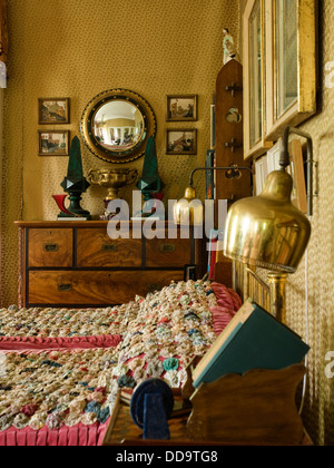 Schlafzimmer mit Gold auf gold Design, antiken Möbeln und Vorhängen in Wolle toile Stockfoto