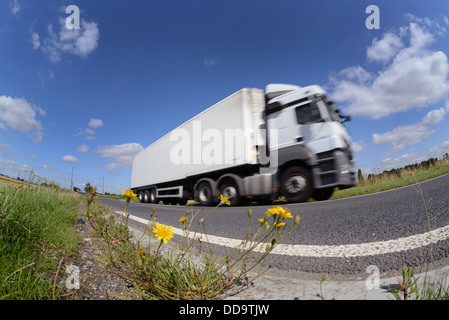 LKW Winkel Blick auf LKW Reisen entlang der Landstraße in der Nähe von Leeds, Yorkshire Vereinigtes Königreich Stockfoto