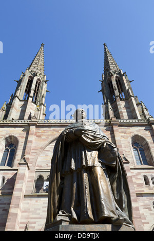 Die Statue des Monseigneur Meisel vor der Kirche Saints Pierre et Paul in Obernai im Elsass, Frankreich Stockfoto