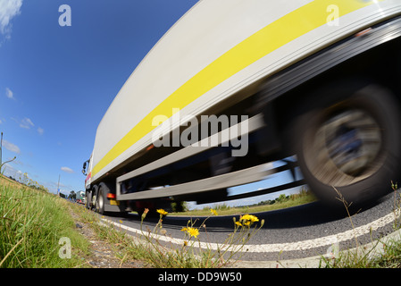 LKW Winkel Blick auf LKW Reisen entlang der Landstraße in der Nähe von Leeds, Yorkshire Vereinigtes Königreich Stockfoto