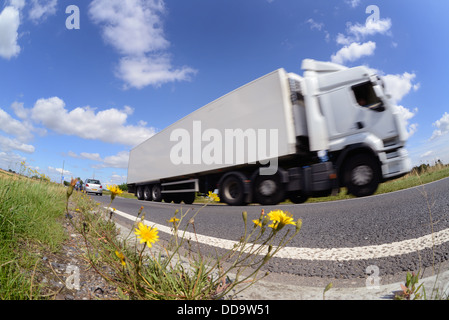 LKW Winkel Blick auf LKW Reisen entlang der Landstraße in der Nähe von Leeds, Yorkshire Vereinigtes Königreich Stockfoto