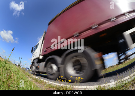 LKW Winkel Blick auf LKW Reisen entlang der Landstraße in der Nähe von Leeds, Yorkshire Vereinigtes Königreich Stockfoto