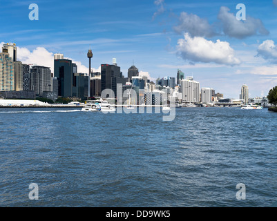 dh Darling Harbour SYDNEY Australien Fantasea Sensation Katamaran Fähre Wolkenkratzer-Skyline Stadthafen Stockfoto