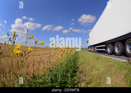 LKW Winkel Blick auf LKW Reisen entlang der Landstraße in der Nähe von Leeds, Yorkshire Vereinigtes Königreich Stockfoto