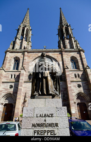 Die Statue des Monseigneur Meisel vor der Kirche Saints Pierre et Paul in Obernai im Elsass, Frankreich Stockfoto