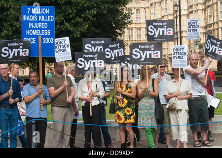 London, UK. 29. August 2013. Eine kleine Gruppe von Stop The War Aktivisten demonstrieren gegen die militärische Intervention in Syrien als m/s Optionen der Debatte im Parlament. Bildnachweis: Paul Davey/Alamy Live-Nachrichten Stockfoto