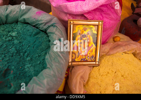 Ein Bild von Krishna in einem Geschäft das Farbpulver um feiern Holi in Vrindavan verkauft Stockfoto