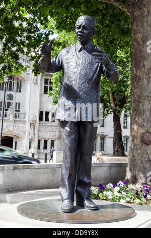 Eine Statue von Nelson Mandela in Parliament Square, London Stockfoto