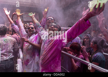 Eine Gruppe von Männern beten im Inneren des Tempels während des Festivals von Holi in Vrindavan Stockfoto