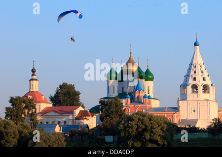 Ein Motorschirm fliegen über dem Kreml in Kolomna, Russland Stockfoto