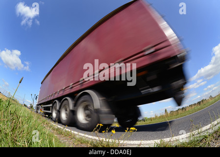 LKW Winkel Blick auf LKW Reisen entlang der Landstraße in der Nähe von Leeds, Yorkshire Vereinigtes Königreich Stockfoto