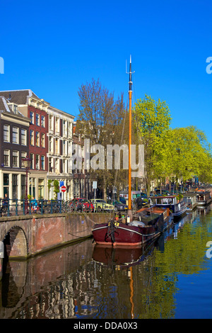 Boote auf Brouwersgracht, Amsterdam, Niederlande, Europa. Stockfoto