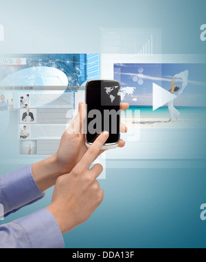Frau mit Smartphone und virtuelle Bildschirme Stockfoto