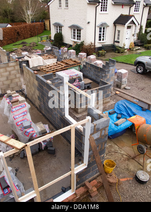 selbst Haus bauen, isoliert bauen im Erdgeschoss, mit Hohlraum Türschließer in Tür- und Fensteröffnungen Stockfoto