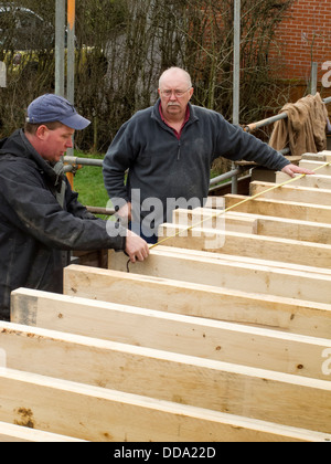 selbst Haus zu bauen, Stellungen mit Maßband Bau Obergeschoss manuell messen joist Stockfoto