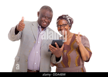 Brautpaar mit TabletPC und Daumen aufgeben senior afrikanischen Stockfoto