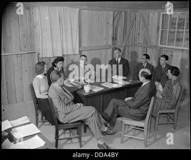 Dieses Bild zeigt Mitarbeiter des Rohwer Relocation Center in McGehee, Arkansas, darunter J. A. Trice, der Superintendent of Schools. Das Zentrum war eines der Internierungslager während des Zweiten Weltkriegs, in dem japanische Amerikaner umgesiedelt wurden. Das Foto zeigt das Verwaltungspersonal des Zentrums. Stockfoto