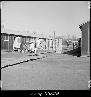 Ein Foto aus dem Rohwer Relocation Center in McGehee, Arkansas, zeigt Schülerinnen und Schüler, die zwischen den Klassen wechseln. Dies erfasst die Lernerfahrung während der Internierungszeit. Stockfoto