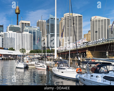 dh Darling Harbour SYDNEY Australien Marina Segelboot Yachten Wolkenkratzer Skyline der Stadt Stockfoto