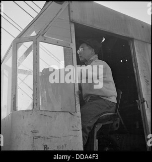 Larry Sato, ein ehemaliger Schleppnetzbetreiber aus Südkalifornien, ist im Rohwer Relocation Center in McGehee, Arkansas, einem Ort für japanische Internierung während des Zweiten Weltkriegs, abgebildet. Stockfoto