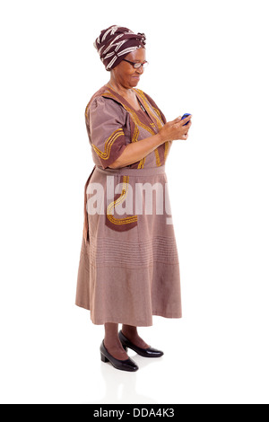 Senior Afrikanerin mit Smartphone isoliert auf weiss Stockfoto