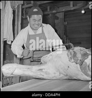 Sam Takeda, ein ehemaliger Metzger von der Westküste, wird im Rohwer Relocation Center in McGehee, Arkansas, gesehen, einem Internierungslager japanischer Amerikaner aus dem Zweiten Weltkrieg. Stockfoto
