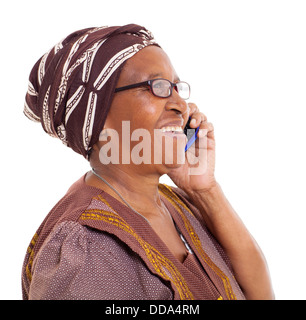 glücklich ältere afrikanische Frau am Smartphone auf weißem Hintergrund Stockfoto