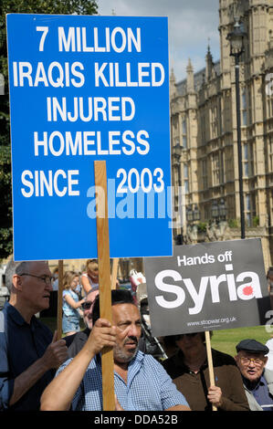 Westminster, London, UK. 29. August 2012. Protest gegen Militäreinsatz in Syrien. Parlament zur Diskussion mögliche Maßnahmen gegen das syrische Regime zurückgerufen. Stockfoto