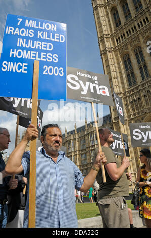 Westminster, London, UK. 29. August 2012. Protest gegen Militäreinsatz in Syrien. Parlament zur Diskussion mögliche Maßnahmen gegen das syrische Regime zurückgerufen. Stockfoto