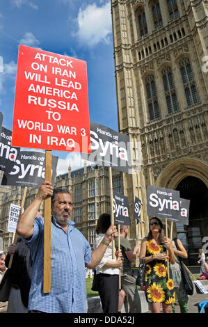 Westminster, London, UK. 29. August 2012. Protest gegen Militäreinsatz in Syrien. Parlament zur Diskussion mögliche Maßnahmen gegen das syrische Regime zurückgerufen. Stockfoto